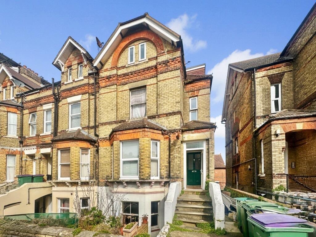 Lot: 43 - ONE-BEDROOM GARDEN FLAT FOR TOTAL REFURBISHMENT - Front of property